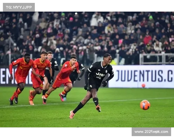 戴维进球后与斯帕莱蒂拥抱，教练组冲入场内庆祝